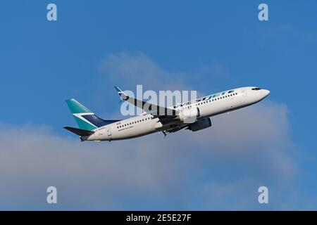 Ein WestJet Airlines Boeing 737-800 Jetliner (C-GWRG) nach Abflug vom Vancouver International Airport. Stockfoto