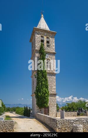 Glocke und Uhrturm der Kirche der Geburt der Jungfrau Maria in Zaton mit Dinarischen Alpen im Hintergrund, Kroatien Stockfoto