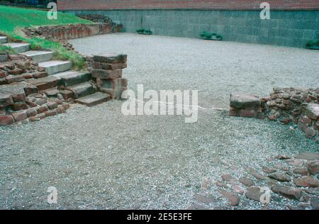 Ruinen der römischen Siedlung und Festung Deva Victrix in Chester, Cheshire, England. Amphitheater - Nordeingang. Archivscan von einem Dia. Juli 1977. Stockfoto