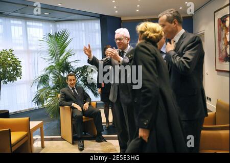 Der französische Präsident Nicolas Sarkozy und der Präsident des Europäischen Parlaments Hans-Gert Poettering, Bruno Le Maire und Nathalie Kosciusko-Morizet am 16. Dezember 2008 im Europäischen Parlament in Straßburg, Frankreich. Foto von Elodie Gregoire/ABACAPRESS.COM Stockfoto