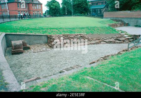 Ruinen der römischen Siedlung und Festung Deva Victrix in Chester, Cheshire, England. Amphitheater - Nordeingang. Archivscan von einem Dia. Juli 1977. Stockfoto