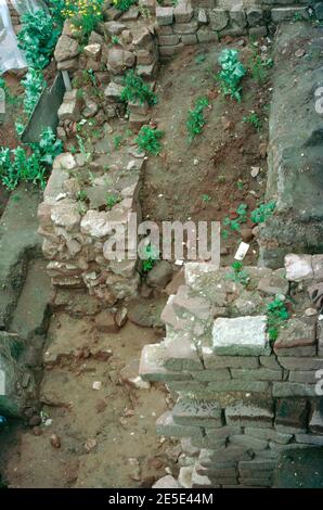 Ruinen der römischen Siedlung und Festung Deva Victrix in Chester, Cheshire, England. Exavation in Arbeit im internen Turm der Nordwand. Archivscan von einem Dia. Juli 1977. Stockfoto