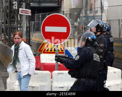 Unruhen zwischen Hochschüler und Polizei nach einer Demonstration gegen die Reform des französischen Bildungsministers Xavier Darcos am 18. Dezember 2008 in Lyon, Frankreich. Die Demonstration kam drei Tage, nachdem Darcos angekündigt hatte, dass er eine Reform des Sekundarschullehrplans auf unbestimmte Zeit verzögern würde, nachdem die Proteste von Schülern letzte Woche gewalttätig geworden waren. Fotos von Vincent Dargent/ABACAPRESS.COM Stockfoto