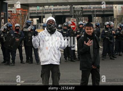 Unruhen zwischen Hochschüler und Polizei nach einer Demonstration gegen die Reform des französischen Bildungsministers Xavier Darcos am 18. Dezember 2008 in Lyon, Frankreich. Die Demonstration kam drei Tage, nachdem Darcos angekündigt hatte, dass er eine Reform des Sekundarschullehrplans auf unbestimmte Zeit verzögern würde, nachdem die Proteste von Schülern letzte Woche gewalttätig geworden waren. Fotos von Vincent Dargent/ABACAPRESS.COM Stockfoto