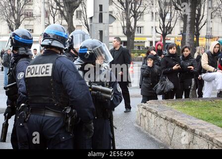 Unruhen zwischen Hochschüler und Polizei nach einer Demonstration gegen die Reform des französischen Bildungsministers Xavier Darcos am 18. Dezember 2008 in Lyon, Frankreich. Die Demonstration kam drei Tage, nachdem Darcos angekündigt hatte, dass er eine Reform des Sekundarschullehrplans auf unbestimmte Zeit verzögern würde, nachdem die Proteste von Schülern letzte Woche gewalttätig geworden waren. Fotos von Vincent Dargent/ABACAPRESS.COM Stockfoto