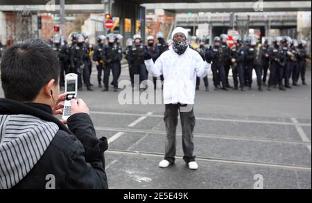 Unruhen zwischen Hochschüler und Polizei nach einer Demonstration gegen die Reform des französischen Bildungsministers Xavier Darcos am 18. Dezember 2008 in Lyon, Frankreich. Die Demonstration kam drei Tage, nachdem Darcos angekündigt hatte, dass er eine Reform des Sekundarschullehrplans auf unbestimmte Zeit verzögern würde, nachdem die Proteste von Schülern letzte Woche gewalttätig geworden waren. Fotos von Vincent Dargent/ABACAPRESS.COM Stockfoto