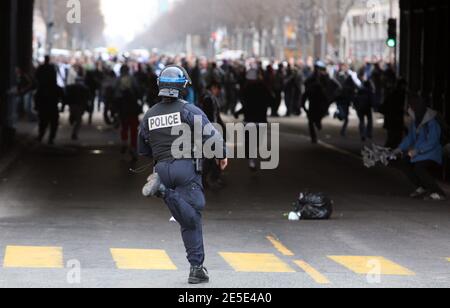 Unruhen zwischen Hochschüler und Polizei nach einer Demonstration gegen die Reform des französischen Bildungsministers Xavier Darcos am 18. Dezember 2008 in Lyon, Frankreich. Die Demonstration kam drei Tage, nachdem Darcos angekündigt hatte, dass er eine Reform des Sekundarschullehrplans auf unbestimmte Zeit verzögern würde, nachdem die Proteste von Schülern letzte Woche gewalttätig geworden waren. Fotos von Vincent Dargent/ABACAPRESS.COM Stockfoto