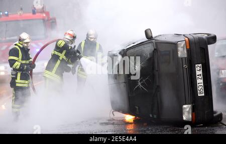 Unruhen zwischen Hochschüler und Polizei nach einer Demonstration gegen die Reform des französischen Bildungsministers Xavier Darcos am 18. Dezember 2008 in Lyon, Frankreich. Die Demonstration kam drei Tage, nachdem Darcos angekündigt hatte, dass er eine Reform des Sekundarschullehrplans auf unbestimmte Zeit verzögern würde, nachdem die Proteste von Schülern letzte Woche gewalttätig geworden waren. Fotos von Vincent Dargent/ABACAPRESS.COM Stockfoto