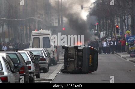 Unruhen zwischen Hochschüler und Polizei nach einer Demonstration gegen die Reform des französischen Bildungsministers Xavier Darcos am 18. Dezember 2008 in Lyon, Frankreich. Die Demonstration kam drei Tage, nachdem Darcos angekündigt hatte, dass er eine Reform des Sekundarschullehrplans auf unbestimmte Zeit verzögern würde, nachdem die Proteste von Schülern letzte Woche gewalttätig geworden waren. Fotos von Vincent Dargent/ABACAPRESS.COM Stockfoto