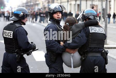 Unruhen zwischen Hochschüler und Polizei nach einer Demonstration gegen die Reform des französischen Bildungsministers Xavier Darcos am 18. Dezember 2008 in Lyon, Frankreich. Die Demonstration kam drei Tage, nachdem Darcos angekündigt hatte, dass er eine Reform des Sekundarschullehrplans auf unbestimmte Zeit verzögern würde, nachdem die Proteste von Schülern letzte Woche gewalttätig geworden waren. Fotos von Vincent Dargent/ABACAPRESS.COM Stockfoto