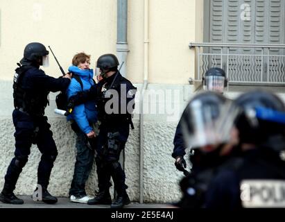 Unruhen zwischen Hochschüler und Polizei nach einer Demonstration gegen die Reform des französischen Bildungsministers Xavier Darcos am 18. Dezember 2008 in Lyon, Frankreich. Die Demonstration kam drei Tage, nachdem Darcos angekündigt hatte, dass er eine Reform des Sekundarschullehrplans auf unbestimmte Zeit verzögern würde, nachdem die Proteste von Schülern letzte Woche gewalttätig geworden waren. Fotos von Vincent Dargent/ABACAPRESS.COM Stockfoto