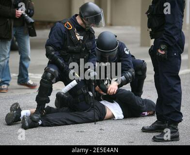 Unruhen zwischen Hochschüler und Polizei nach einer Demonstration gegen die Reform des französischen Bildungsministers Xavier Darcos am 18. Dezember 2008 in Lyon, Frankreich. Die Demonstration kam drei Tage, nachdem Darcos angekündigt hatte, dass er eine Reform des Sekundarschullehrplans auf unbestimmte Zeit verzögern würde, nachdem die Proteste von Schülern letzte Woche gewalttätig geworden waren. Fotos von Vincent Dargent/ABACAPRESS.COM Stockfoto