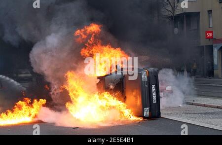 Unruhen zwischen Hochschüler und Polizei nach einer Demonstration gegen die Reform des französischen Bildungsministers Xavier Darcos am 18. Dezember 2008 in Lyon, Frankreich. Die Demonstration kam drei Tage, nachdem Darcos angekündigt hatte, dass er eine Reform des Sekundarschullehrplans auf unbestimmte Zeit verzögern würde, nachdem die Proteste von Schülern letzte Woche gewalttätig geworden waren. Fotos von Vincent Dargent/ABACAPRESS.COM Stockfoto