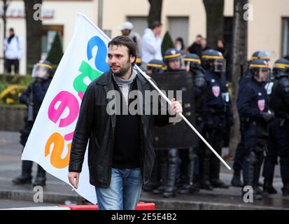 Unruhen zwischen Hochschüler und Polizei nach einer Demonstration gegen die Reform des französischen Bildungsministers Xavier Darcos am 18. Dezember 2008 in Lyon, Frankreich. Die Demonstration kam drei Tage, nachdem Darcos angekündigt hatte, dass er eine Reform des Sekundarschullehrplans auf unbestimmte Zeit verzögern würde, nachdem die Proteste von Schülern letzte Woche gewalttätig geworden waren. Fotos von Vincent Dargent/ABACAPRESS.COM Stockfoto