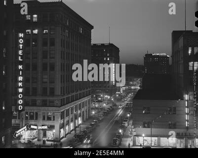 Cityscape at Night, des Moines, Iowa, USA, John Vachon, U.S. Farm Security Administration, April 1940 Stockfoto