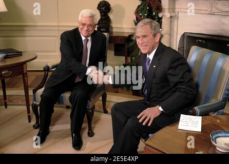 Präsident George W. Bush trifft sich am 19. Dezember 2008 im Weißen Haus in Washington, DC, USA, mit dem Präsidenten der Palästinensischen Autonomiebehörde, Mahmoud Abbas. Foto von Olivier Douliery/ABACAPRESS.COM Stockfoto