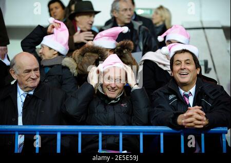 Pierre Camou der neue Präsident des französischen Rugby-Vereins trifft den Staatssekretär für Sport Bernard Laporte und den Präsidenten des Stade Francais Max Guazzini während des Rugby Top14-Spiels Stade Francais gegen Bayonne im Jean Bouin-Stadion in Paris am 20. Dezember 2008. Stade Francais gewann 35:8. Foto von Henri Szwarc/Cameleon/ABACAPRESS.COM Stockfoto