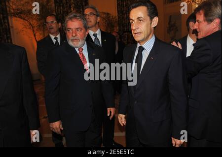 Der französische Präsident Nicolas Sarkozy wurde am 22. Dezember von seinem Amtskollegen Luiz Inacio Lula da Silva in Anwesenheit des Präsidenten der Europäischen Kommission José Manuel Barroso zu Beginn des II. EU-Brasilien-Wirtschaftsgipfels - Herausforderungen und Chancen für die Eröffnungsfeier der nächsten Jahre am Strand von Copacabana in Rio de Janeiro, Brasilien, begrüßt. 2008. Nicolas Sarkozy kam am Montag in Rio an, um an einem Gipfeltreffen zwischen Brasilien und der Europäischen Union teilzunehmen, bei dem er sich auf die Finanzkrise und den Klimawandel konzentrierte, um die Zügel der EU-Präsidentschaft zu übergeben. Foto von Mousse/ABACAPRESS.COM Stockfoto