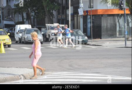 Der französische Außenminister Bernard Kouchner geht am 23. Dezember 2008 in Rio de Janeiro, Brasilien, joggen. Foto von Mousse/ABACAPRESS.COM Stockfoto