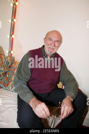 EXKLUSIV - Schauspieler Jean-Pierre Marielle posiert hinter der Bühne, nachdem er am 30. Oktober 2007 sein Stück 'Les Mots et la chose' am Theater de l'Oeuvre in Paris, Frankreich, aufgeführt hat. Foto von Denis Guignebourg/ABACAPRESS.COM Stockfoto