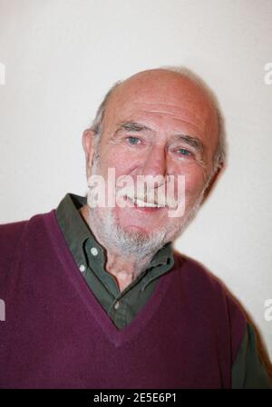 EXKLUSIV - Schauspieler Jean-Pierre Marielle posiert hinter der Bühne, nachdem er am 30. Oktober 2007 sein Stück 'Les Mots et la chose' am Theater de l'Oeuvre in Paris, Frankreich, aufgeführt hat. Foto von Denis Guignebourg/ABACAPRESS.COM Stockfoto