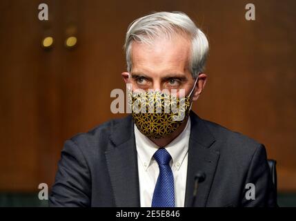 Denis McDonough, Sekretär für Veteranenangelegenheiten, Nominee für Präsident Joe Biden, nimmt seinen Sitz ein, bevor er während seiner Bestätigungsverhandlung des Veteranenananangelegenheiten-Ausschusses des Senats in Washington, DC am Mittwoch, 27. Januar 2021, aussagt. Quelle: Leigh Vogel/Pool via CNP /MediaPunch Stockfoto