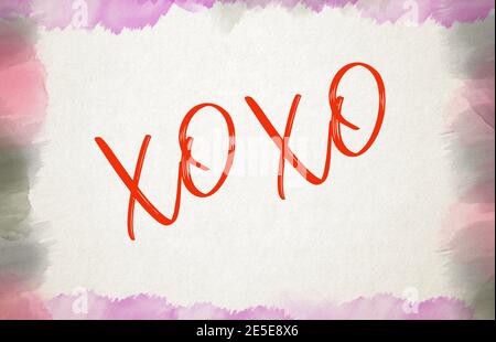 Illustration mit einem Hintergrund von Aquarell-Pinselstrichen mit dem Wort XOXO in rot. Stockfoto