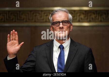 Denis McDonough, Sekretär für Veteranenangelegenheiten Nominee für Präsident Joe Biden, nimmt seinen Sitz ein, bevor er während seiner Bestätigungsverhandlung im Senat des Veteranenananangelegenheiten-Ausschusses am Mittwoch, 27. Januar 2021 in Washington, DC, aussagte.Quelle: Leigh Vogel/Pool via CNP /MediaPunch Stockfoto