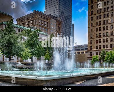 Pittsburgh, Pennsylvania, USA - 30. Juli 2016: Wasserbrunnen im Mellon Square Park in der Innenstadt von Pittsburgh mit Wolkenkratzern im Hintergrund. Stockfoto