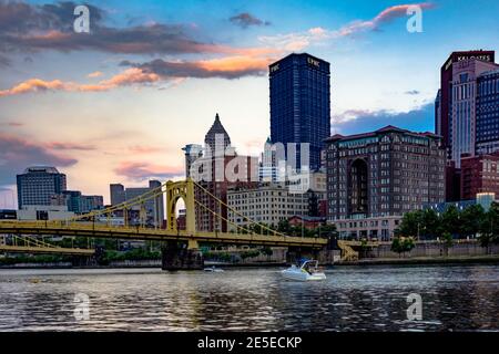 Pittsburgh, Pennsylvania, USA- 31. Juli 2016: Die Pittsburgh Skyline und die Roberto Clemente Brücke bei Sonnenuntergang vom Ufer der Allegh aus gesehen Stockfoto