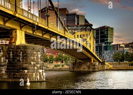 Pittsburgh, Pennsylvania, USA - 31. Juli 2016: Ein Blick entlang der Roger Clamente Brücke mit Blick auf die Skyline von Pittsburgh über den Allegheny Rive Stockfoto