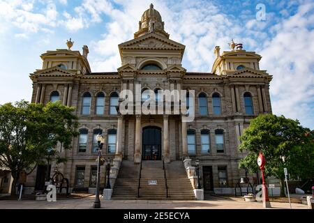 St. Clairsville, Ohio/USA-7. Juni 2018: Das Belmont County Courthouse, 1885 auf dem höchsten Punkt der Stadt erbaut, steht im nationalen Register von His Stockfoto