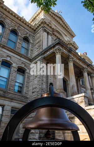 St. Clairsville, Ohio/USA-7. Juni 2018: Die zweihundertjährige Glocke im südlichen Innenhof des Belmont County Courthouse in der Innenstadt von St. Clair Stockfoto