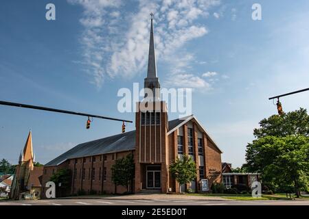 St. Clairsville, Ohio/USA - 7. Juni 2018: Calvary Presbyterian Church an der Main Street im historischen St. Clairsville. Stockfoto