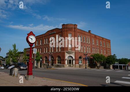 St. Clairsville, Ohio/USA-7. Juni 2018: Historisches Clarendon Building 1880 an der East Main Street in St. Clairsville. Stockfoto