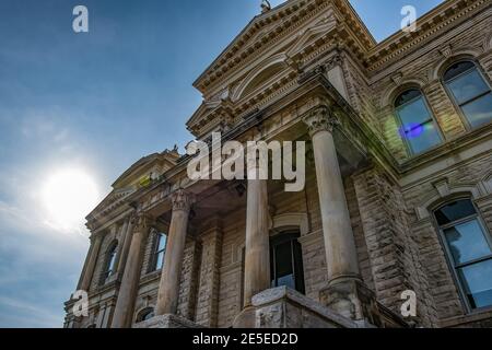 Blick auf die Architektur und kunstvoll Schnitzereien eines historischen Gerichtsgebäudes Stockfoto