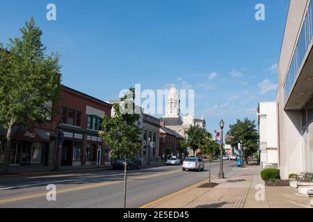 St. Clairsville, Ohio/USA-7. Juni 2018: Historische Main Street in St. Clairsville mit dem Belmont County Courthouse in der Ferne sichtbar. Stockfoto