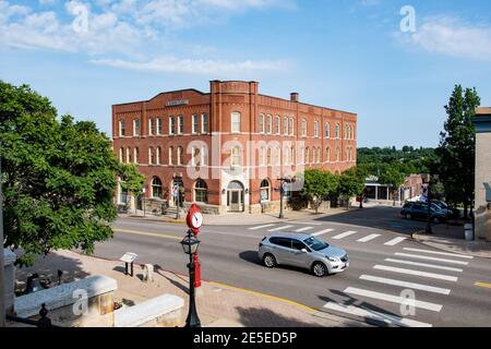 St. Clairsville, Ohio/USA-7. Juni 2018: Blick auf die Main Street und das historische Clarendon Building 1880 von den Stufen des Belmont County Stockfoto