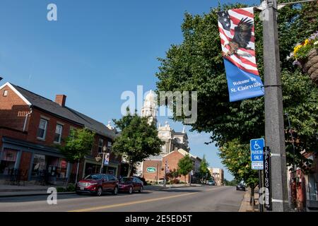 St. Clairsville, Ohio/USA-7. Juni 2018: Ein Willkommen in St. Clairsville Banner sichtbar auf der Main Street mit dem Belmont County Gerichtsgebäude sichtbar in der Stockfoto