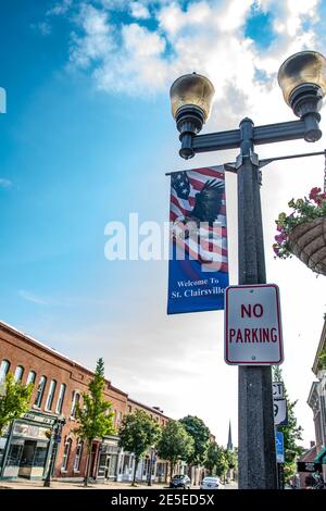 St. Clairsville, Ohio/USA-7. Juni 2018: Willkommen in St. Clairsville Banner auf einem Lichtpfosten in der Innenstadt historischen Viertel. Stockfoto