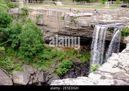 Gadsden, Alabama, USA - 20. Mai 2017: Noccalula Falls und Noccalula Falls State Park mit geringem Wasserdurchfluss. Die Wasserfälle tauchen 90 Fuß in Schwarz Stockfoto