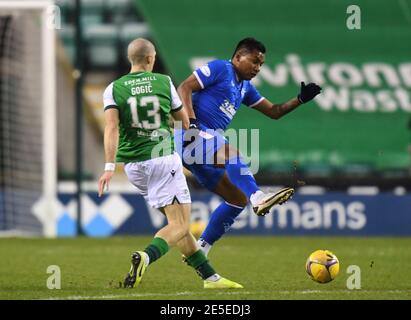 Easter Road Stadium.Edinburgh. Scotland.UK 27. Januar 21 Scottish Premiership Match. Hibernian vs Rangers Rangers Alfredo Morelos von Hibs herausgefordert Alex Gogic (13) Kredit: eric mccowat/Alamy Live Nachrichten Stockfoto