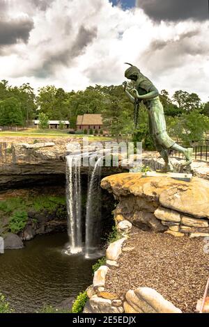 Gadsden, Alabama, USA - 20. Mai 2017: Die neun Meter hohe Bronzestatue von Noccalula, einer jungen Cherokee-Frau, deren Legende nach in den Tod gestürzt ist Stockfoto