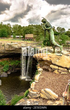 Gadsden, Alabama, USA - 20. Mai 2017: Die Bronzestatue einer jungen Cherokee-Frau namens Noccalula, die der Legende nach an dieser Stelle in den Tod gestürzt ist Stockfoto