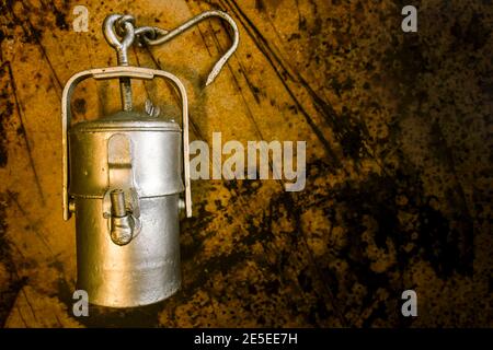 Alte Miner Sicherheit Hartmetall-Lampen auf einem dunklen Grunge Hintergrund mit leerem Raum. Vintage Acetylen Laterne, Retro Gas-Sammlung Lampe in den 1920er Jahren verwendet. Koll Stockfoto