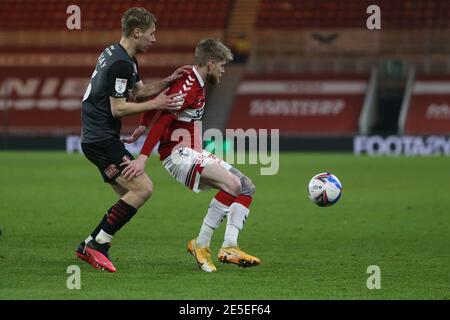 MIDDLESBROUGH, ENGLAND. 27. JANUAR Duncan Watmore von Middlesbrough schützt den Ball vor Jamie Lindsay von Rotherham United während des Sky Bet Championship-Spiels zwischen Middlesbrough und Rotherham United im Riverside Stadium, Middlesbrough am Mittwoch, 27. Januar 2021. (Kredit: Mark Fletcher, Mi News) Kredit: MI Nachrichten & Sport /Alamy Live Nachrichten Stockfoto