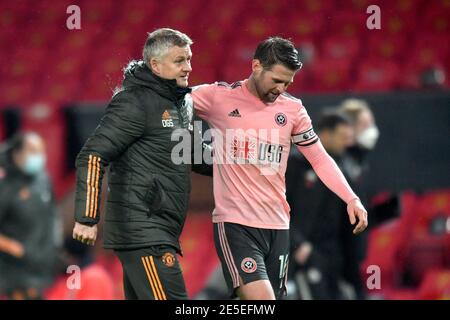 Manchester, Großbritannien, 27. Januar 2021. Manchester United Manager Ole Gunnar Solskjaer und Sheffield United's Oliver Norwood nach dem letzten Pfiff. Kredit Anthony Devlin/Alamy Live News Stockfoto