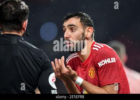 Manchester, Großbritannien, 27. Januar 2021. Bruno Fernandes von Manchester United reagiert auf Schiedsrichter Peter Bankes. Credit Anthony Devlin/Alamy Live News Stockfoto