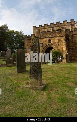 Angelsächsisches Kreuz in Bakewell Church Yard, Derbyshire England, antikes Denkmal geplant, Klasse 1 aufgeführt Stockfoto