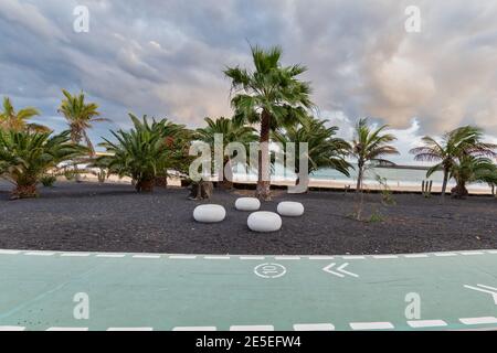 Lanzarote, Spanien, 4. Januar 2021: Strandpromenade von Costa Teguise auf der Insel Lanzarote, Kanarische Inseln, Spanien Stockfoto